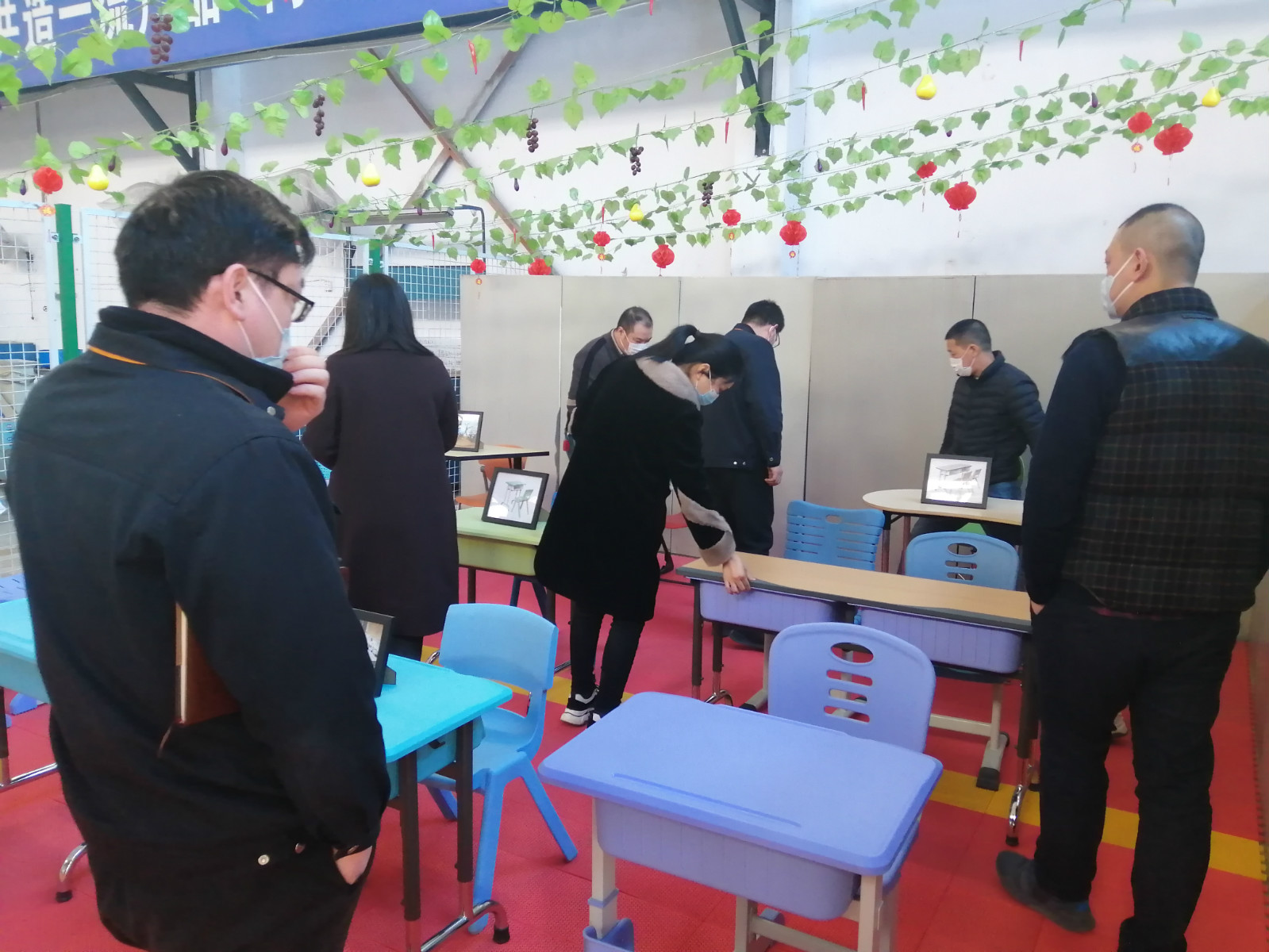车间课桌椅展示区_meitu_1.jpg