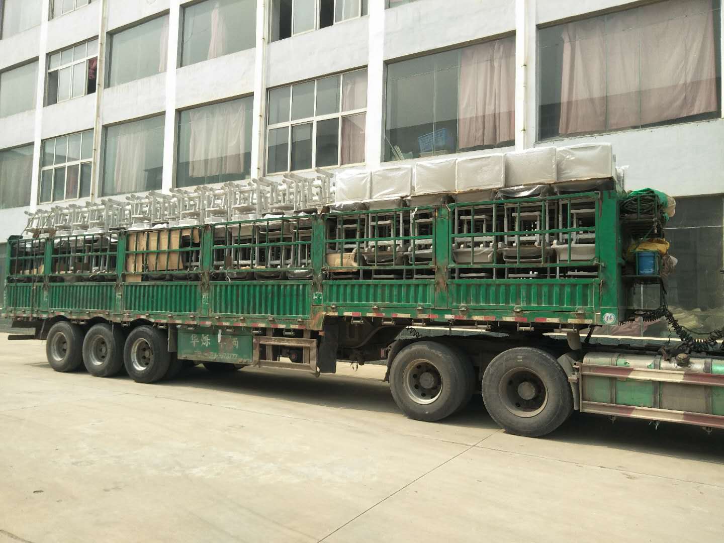 案例|睿学卓艺4000余套课桌椅批量发货，交付客户