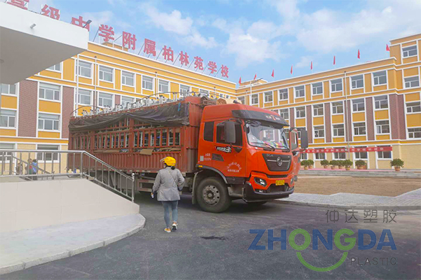 课桌椅发货现场.jpg